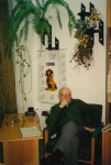Na odwrocie zdjęcia Ryszard napisał: W biurze, w lutym 1996, nad głową mam zaszuszoną wiązankę róż z 60 urodzin. W hucie dobrze mi się pracuje, spokojnie, czekam z cierpliwością na wolność.