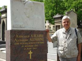 Dagobert Kohlmeyer przy grobie Aleksandra Alechina (Paryż 2006)