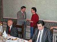 Na bankiecie. Siedzą Andrzej Filipowicz i Georgios Makropoulos, stoją Jan Kusina i Kirsan Iljumzinow