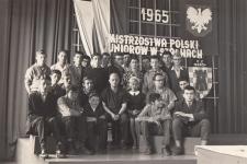 Mistrzostwa Polski Juniorów w Goleszowie w 1965 roku. Jerzy Lewi siedzi drugi z prawej strony.