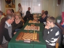 Przed partią o pierwsze miejsce w turnieju: Mietek Bakalarz kontra 15-letni Paweł Weichhold. Przy drugiej szachownicy, w oczekiwaniu na przeciwniczkę, 16-letnia Kinga Zakościelna
