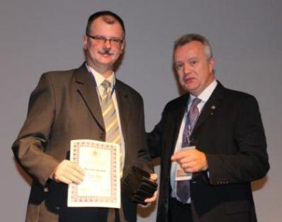 (na zdjęciu z lewej Mariusz Wojnar - nasz delegat odbiera trofea  Panów   medale brązowe i dyplomy z XIII Olimpiady, z prawej Eric Ruch Prezydent ICCF)