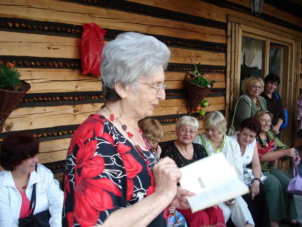 Liceum Pedagogiczne Wałbrzych 2008 rok. Lekcja polskiego po półwieczu. Prof. Apolonia Litwińska w swoim żywiole, wszyscy zapatrzeni i zasłuchani. Bacówka. 25.VII.2008 r.